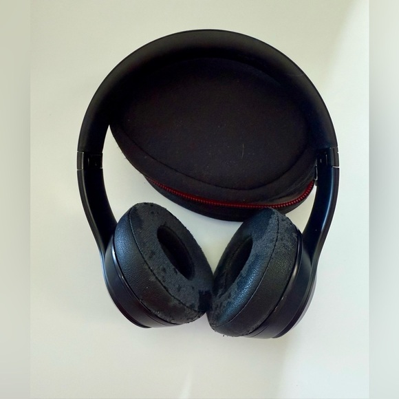 Black and red Beats‎ Solo Headphones solo3